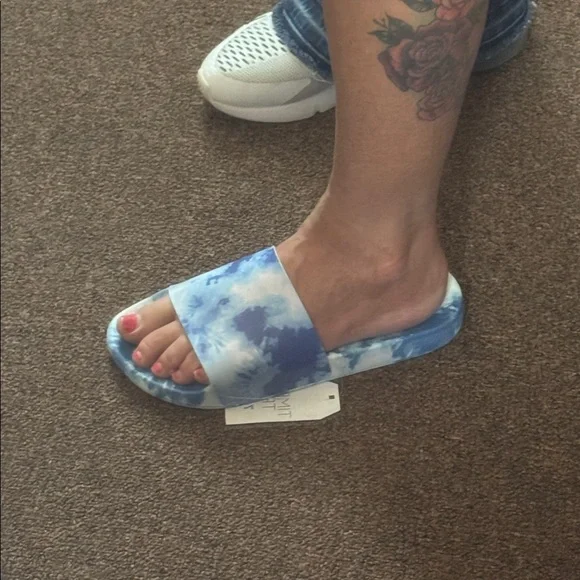 NWT TIME & TRU Blue and White Tie-Dye Pool Slide Sandals - Picture 6 of 6